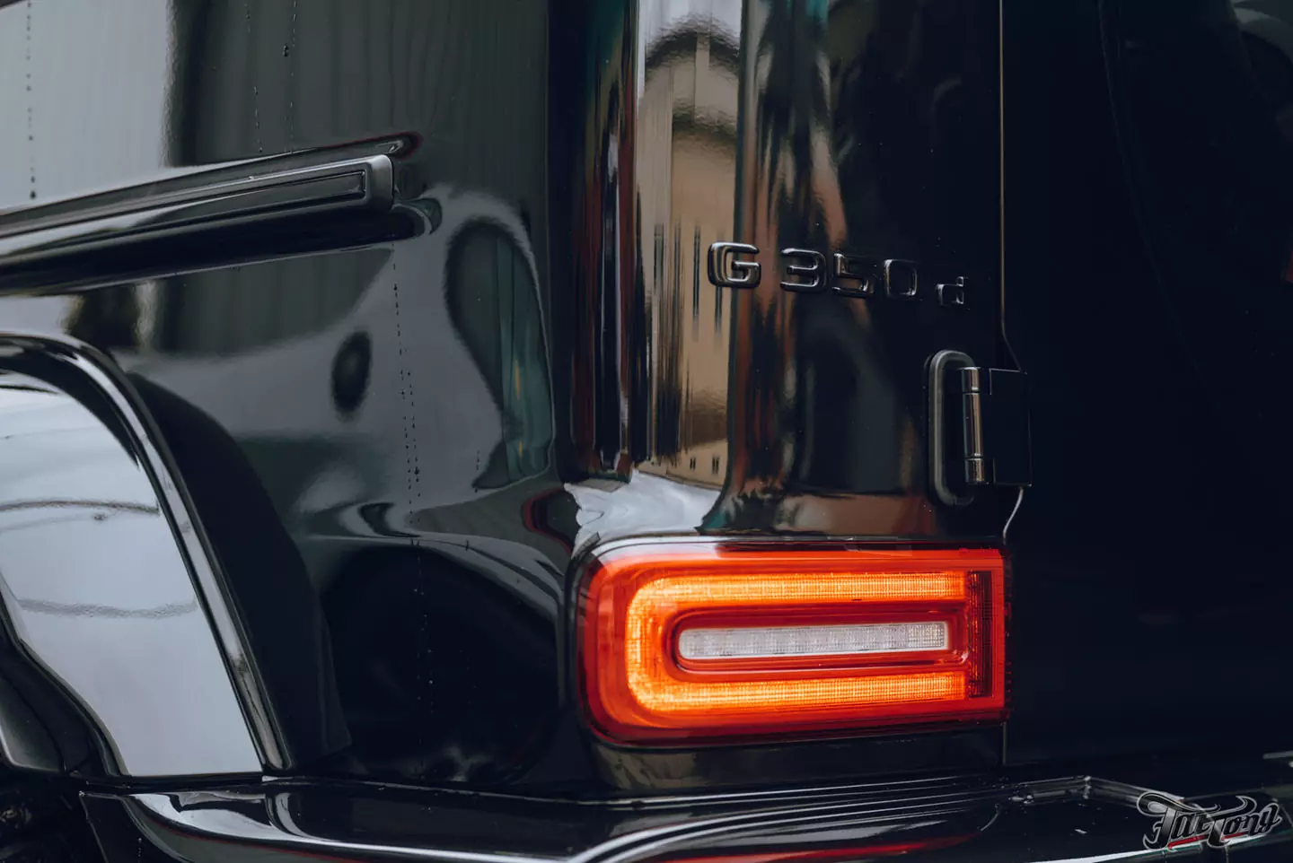 Побортная стереосистема с двумя усилителями на Mercedes G-class. Карбон в салоне. Полировка и керамика кузова, оклейка лобового стекла